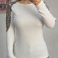 Blusa casual para mulher com gola redonda e detalhes vazados em strass
