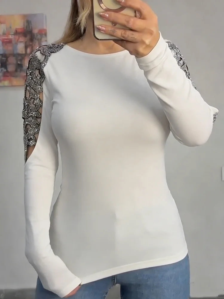 Blusa casual para mulher com gola redonda e detalhes vazados em strass