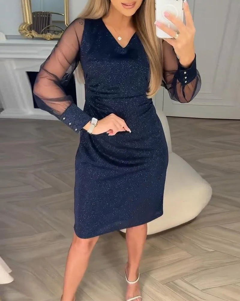 Vestido de menina com decote em V e textura patchwork brilhante