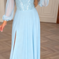 Um vestido com mangas de renda, lantejoulas e aplicações florais