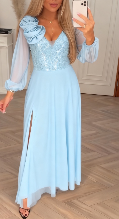 Um vestido com mangas de renda, lantejoulas e aplicações florais