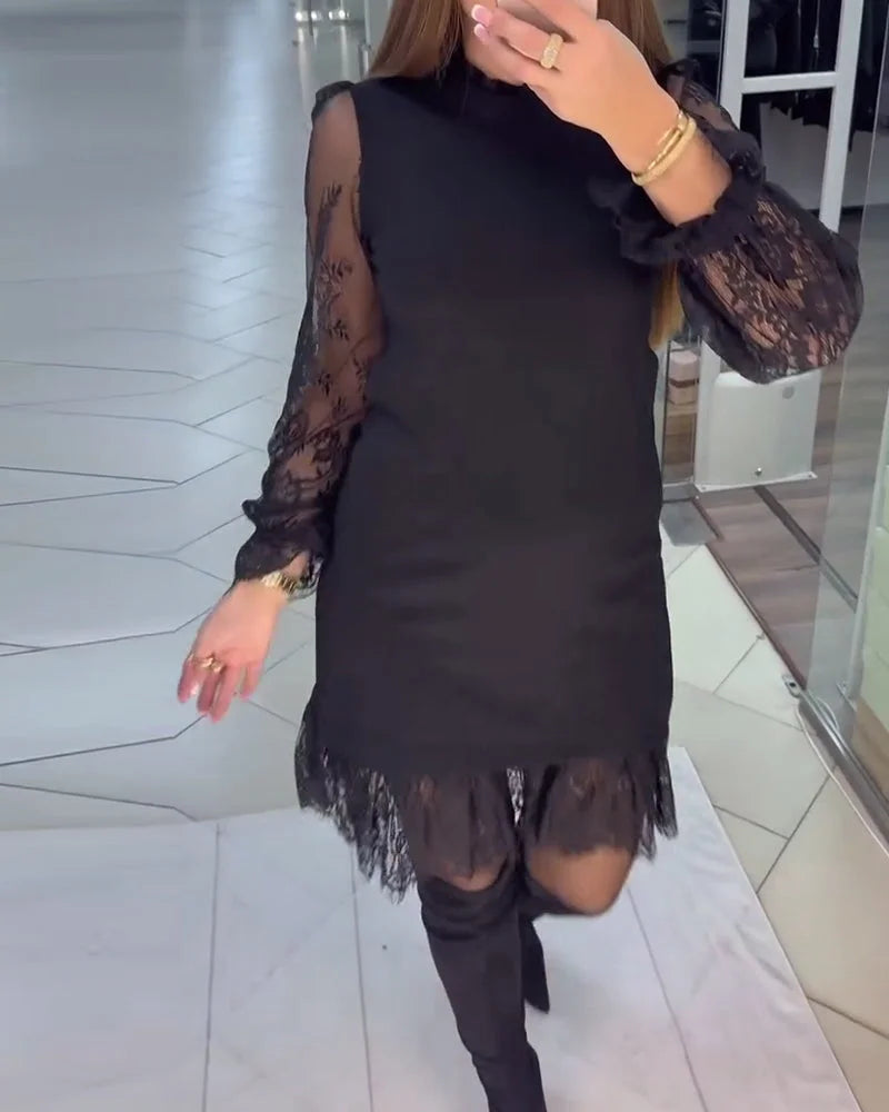 Vestido patchwork com detalhes em renda