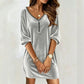 Vestido de menina com decote em V e fecho