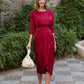 Vestido midi em cetim com decote redondo e manga curta, cor sólida