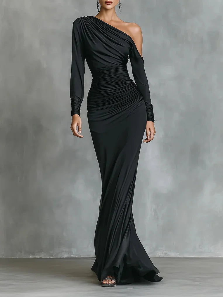 Vestido preto elegante e comprido de cetim com um ombro só