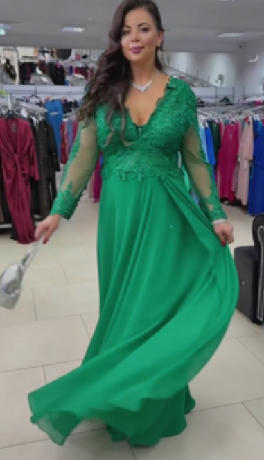 Vestido com racha e detalhes em renda