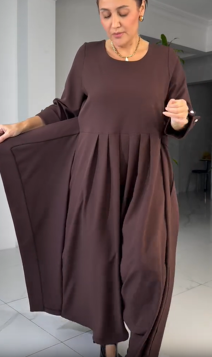 Vestido de mulher castanho da moda com fivela na cintura