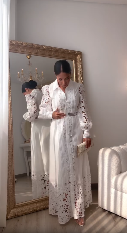 Vestido feminino elegante e moderno com mangas compridas vazadas