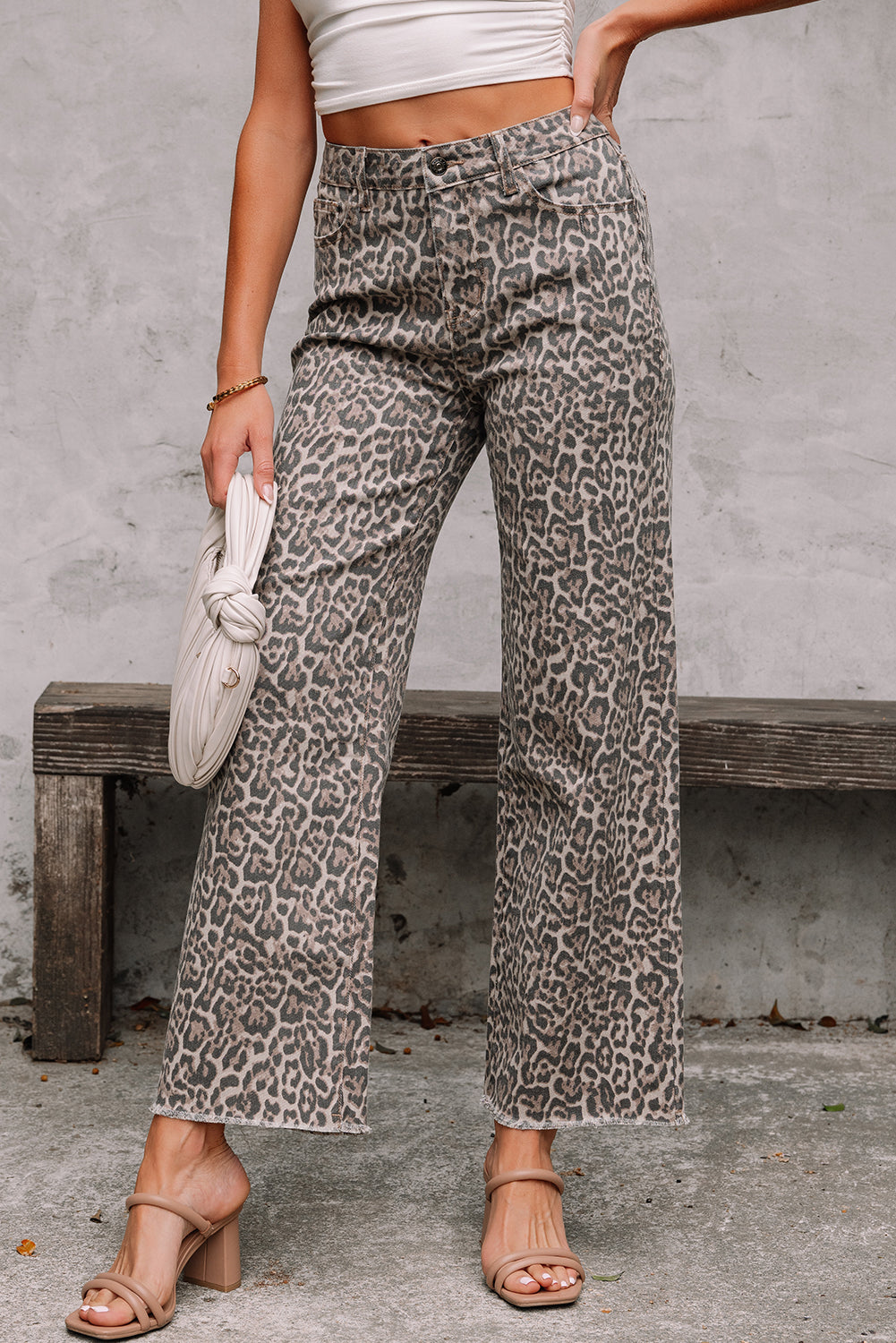 Calça de ganga castanha de leopardo com desfiado e perna larga e cintura alta