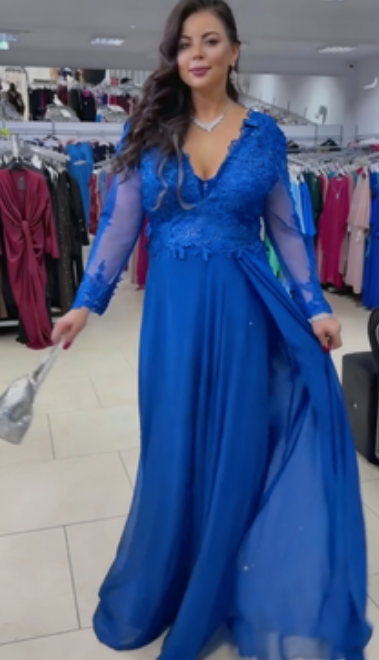 Vestido com racha e detalhes em renda