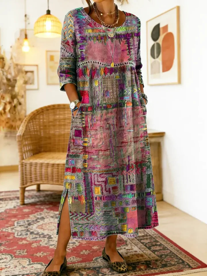 Vestido de mulher em algodão com estampado étnico e patchwork, com acabamento em renda.