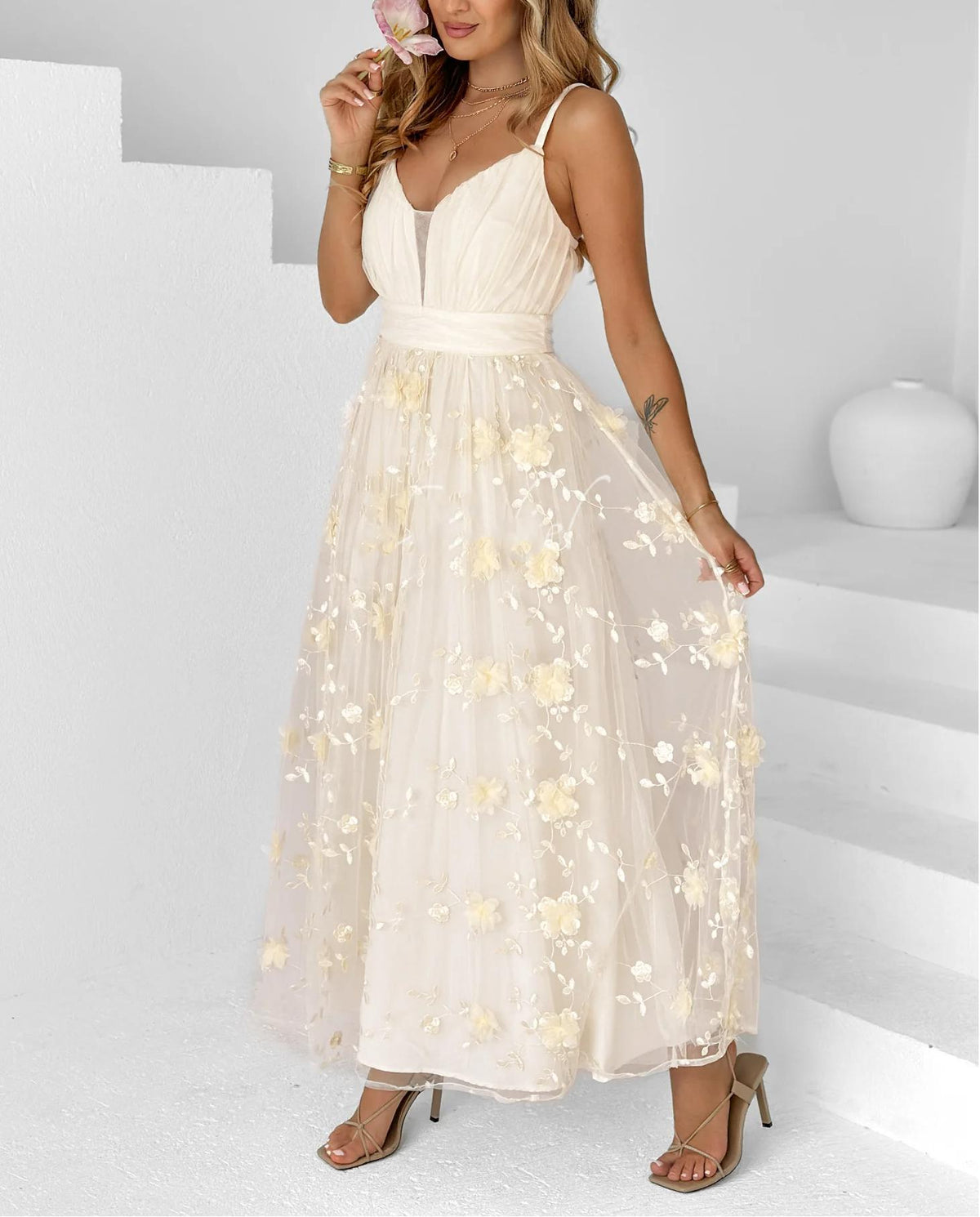 Vestido comprido de tule com alças finas