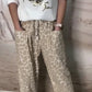 Boné de beisebol estampado, blusa de lantejoulas + calças de alfaiataria largas com padrão leopardo