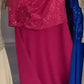 Vestido de manga curta decorado com lantejoulas e flores no corpete