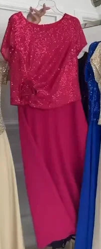 Vestido de manga curta decorado com lantejoulas e flores no corpete