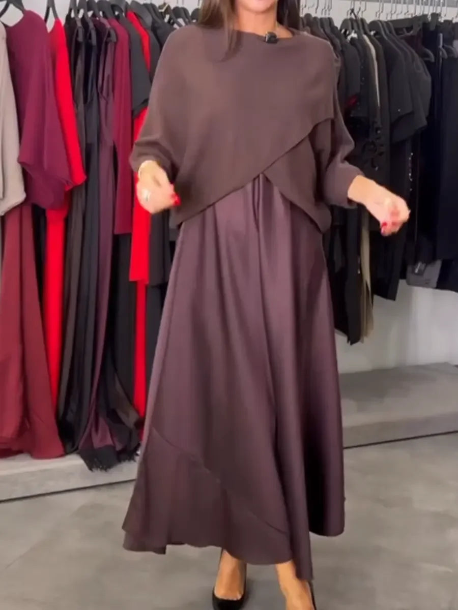Conjunto de duas peças para menina composto por uma camisola de malha e um vestido de cetim.