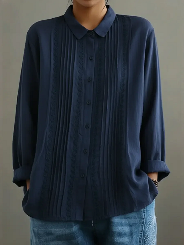 Camisa de senhora em linho e algodão com detalhes em renda e aplicações