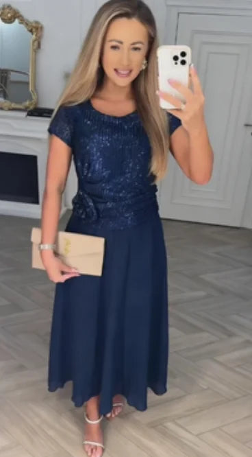 🌼 Vestido de noite com manga curta e decote redondo, decorado com lantejoulas.
