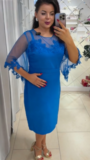 Vestido elegante com detalhes em renda para mulher