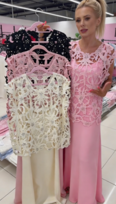 Camisola de manga curta com gola redonda e detalhes vazados + saiote