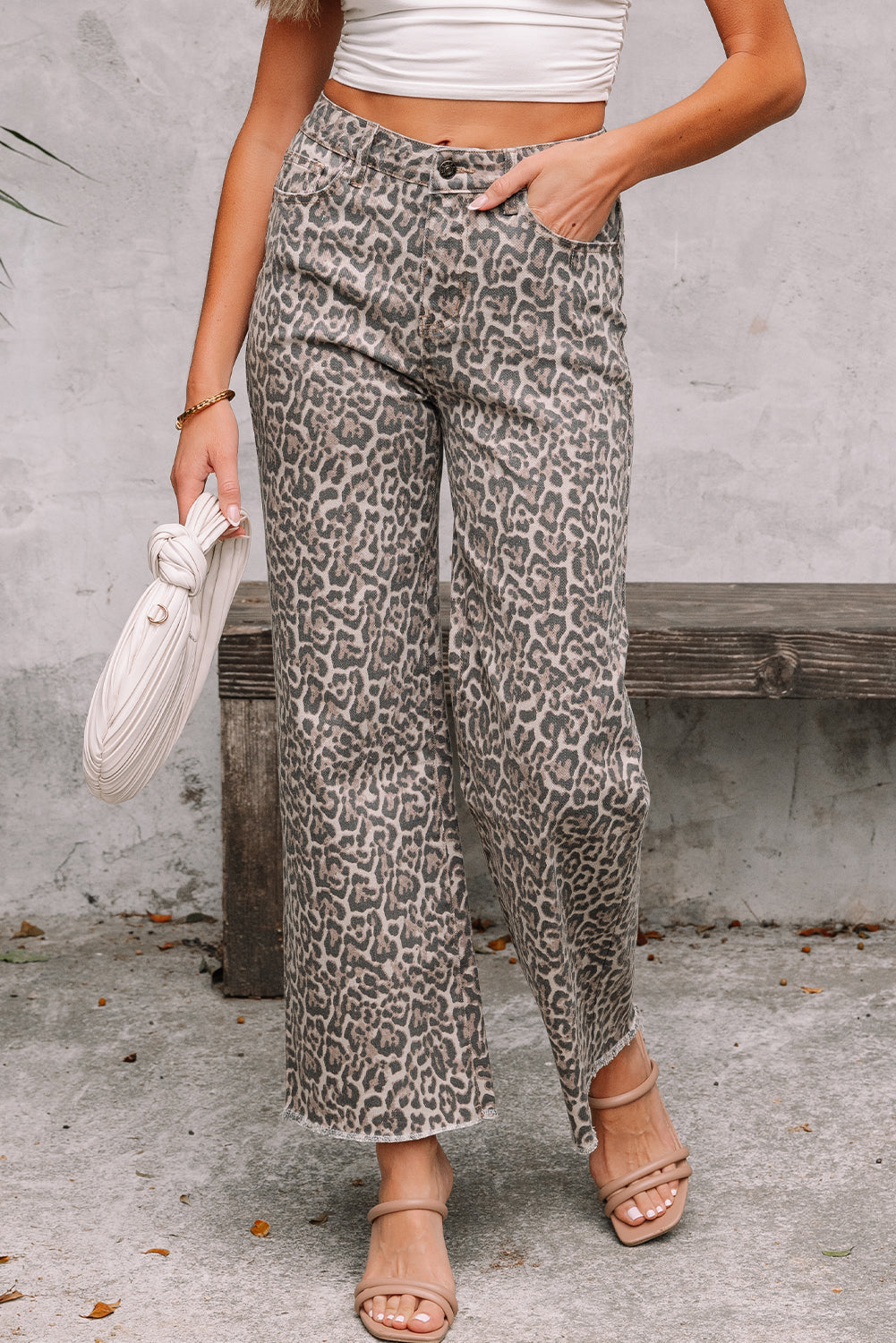 Calça de ganga castanha de leopardo com desfiado e perna larga e cintura alta