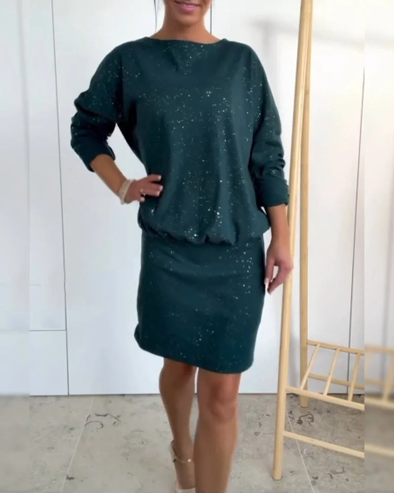 Um vestido com um decote redondo e um delicado brocado