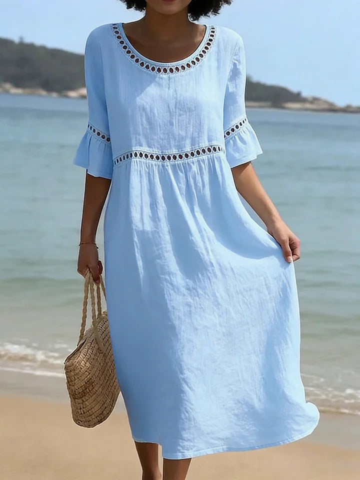 Vestido de menina confecionado em algodão e linho, confortável, com renda e corte largo.