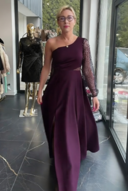 Vestido de um ombro só com mangas de lantejoulas e detalhes em tule.
