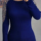 Blusa casual para mulher com gola redonda e detalhes vazados em strass