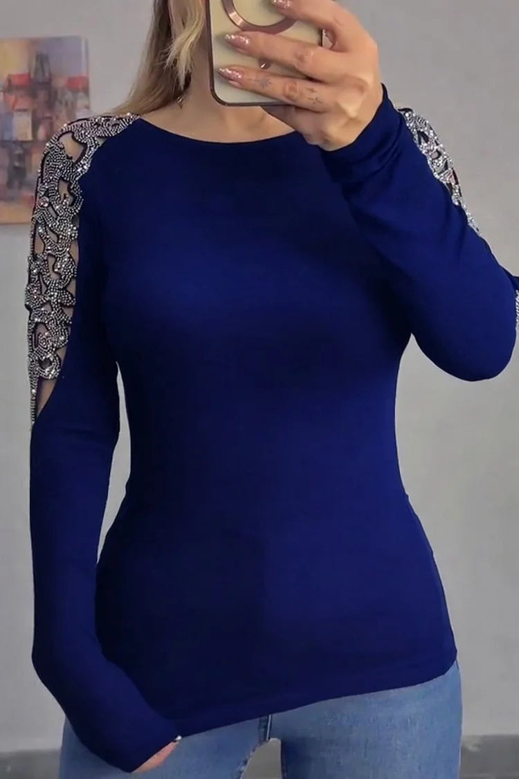 Blusa casual para mulher com gola redonda e detalhes vazados em strass