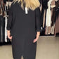 Vestido de menina com decote redondo, racha e bolsos