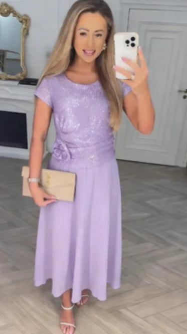 🌼 Vestido de noite com manga curta e decote redondo, decorado com lantejoulas.