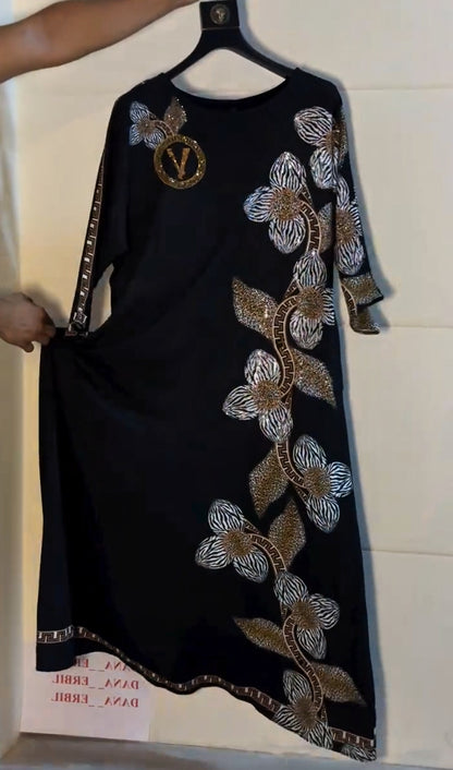 Vestido casual com decote redondo e estampado de strass