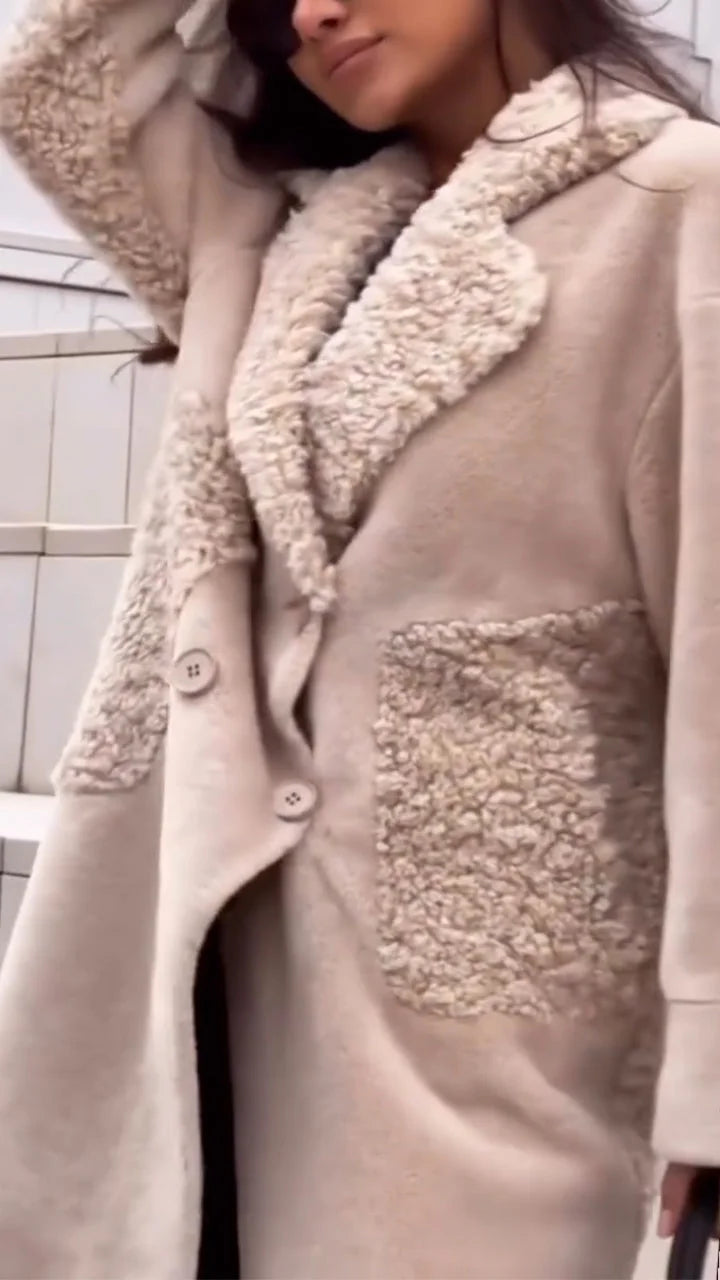 Casaco de senhora em peluche com gola lapela e detalhes em veludo