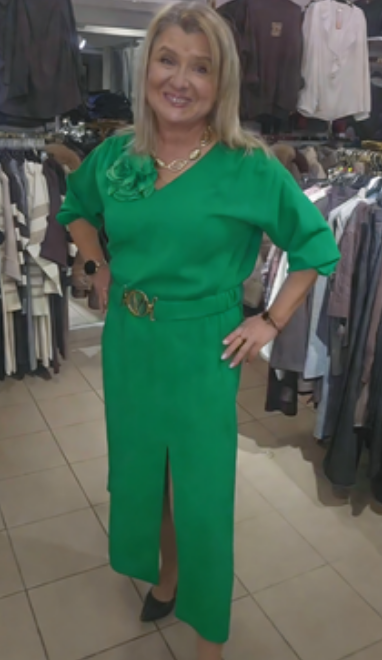 Vestido midi com racha e decote em V