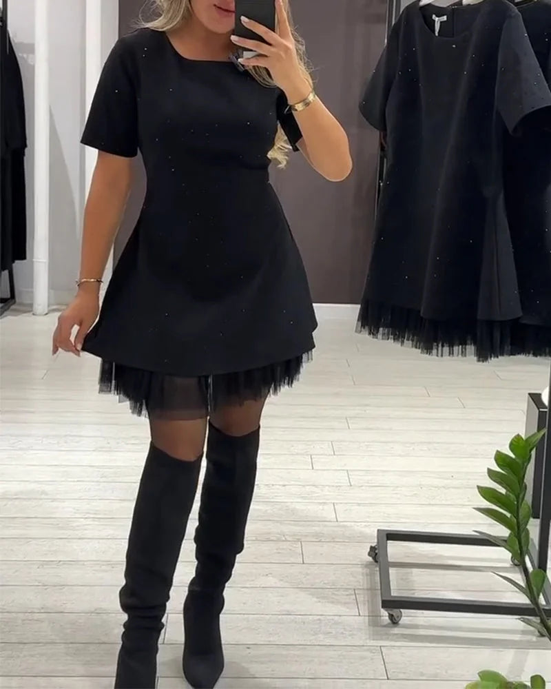 Vestido elegante com detalhes em tule