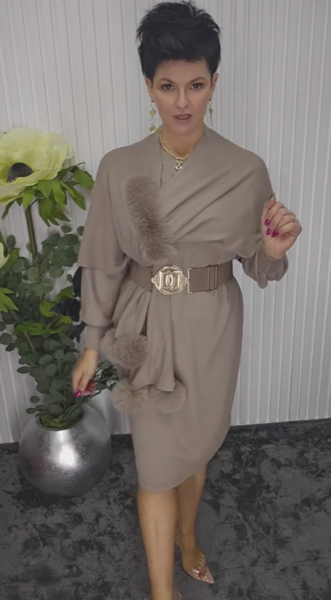 Um vestido de mangas compridas com decote redondo e um xaile decorado com elementos de pelúcia.