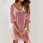 Vestido de menina com decote em V e fecho