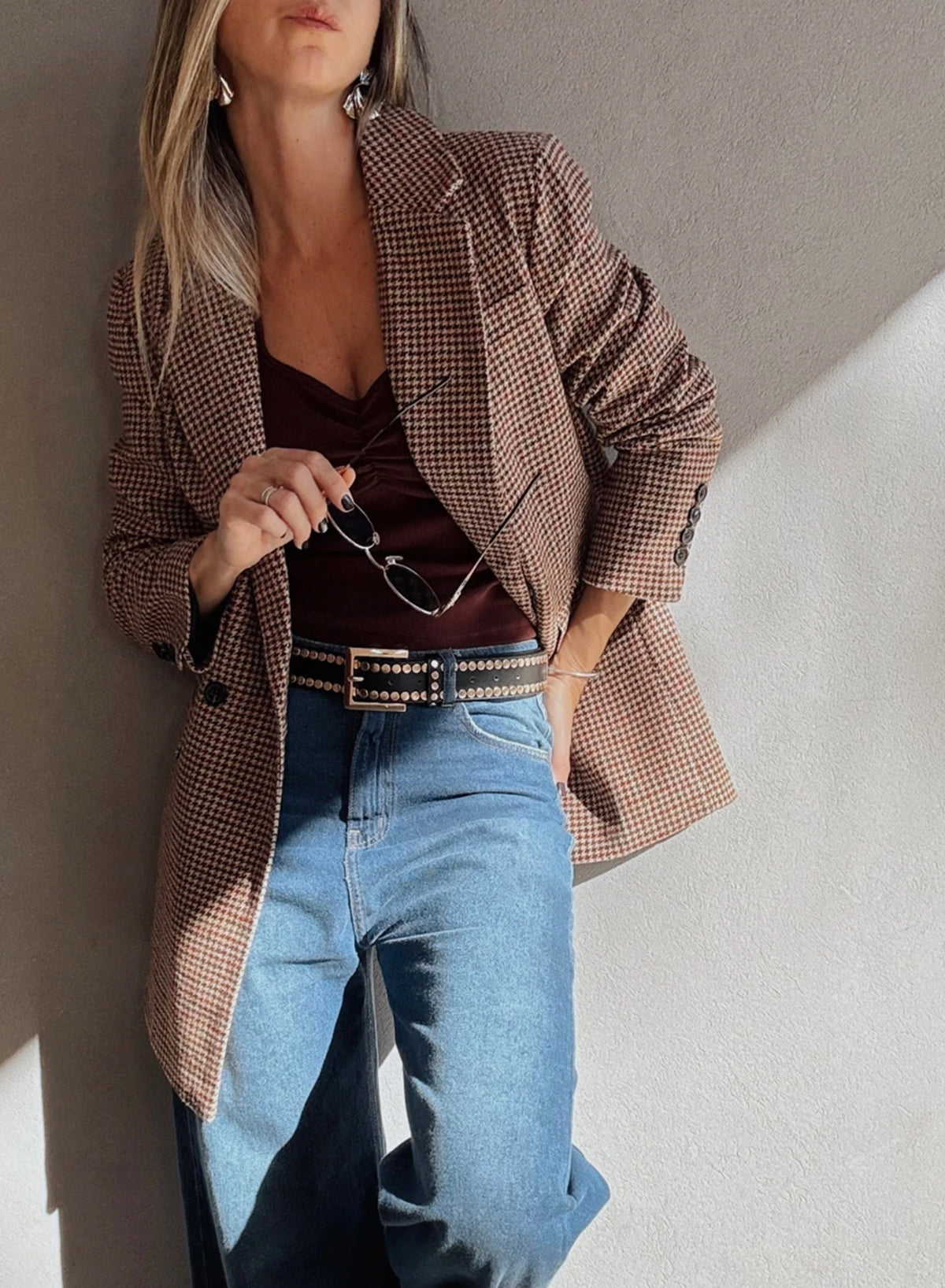 Blazer castanho com gola pied-de-poule e lapela