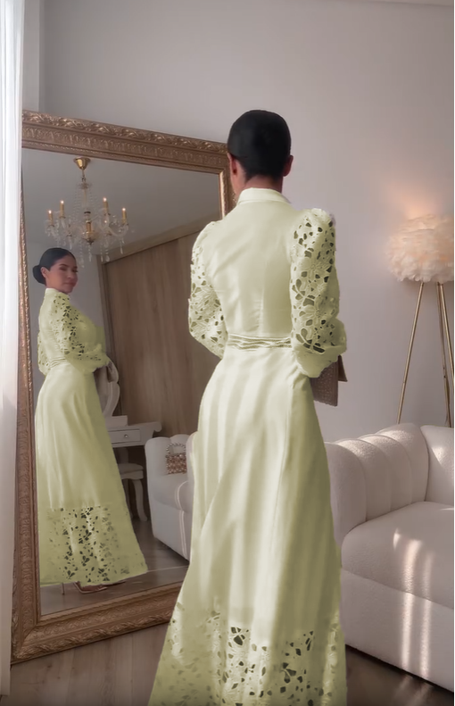 Vestido feminino elegante e moderno com mangas compridas vazadas