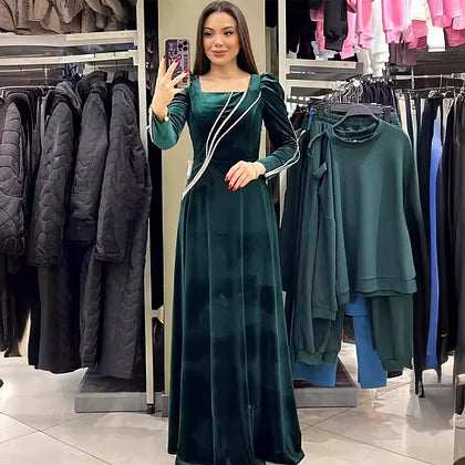 Vestido comprido elegante e justo com strass, coleção outono/inverno 2025