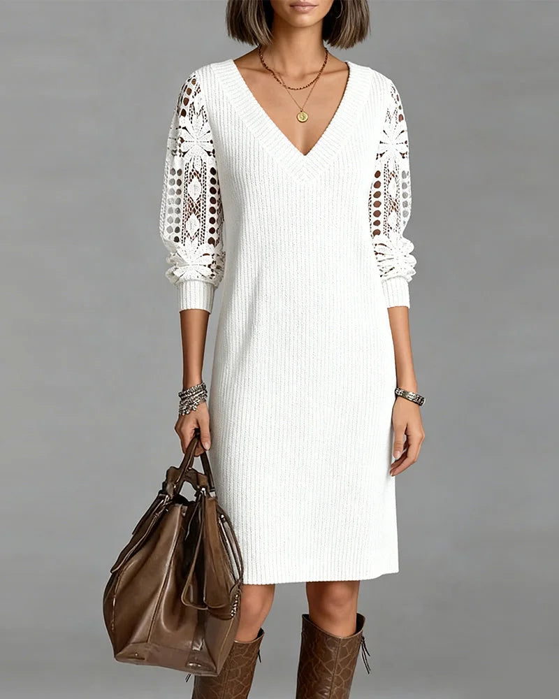 Vestido de renda com decote em V e mangas compridas