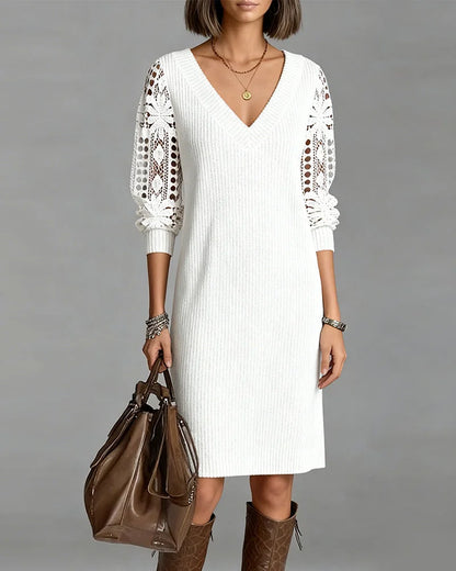 Vestido de renda com decote em V e mangas compridas
