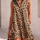 Vestido em algodão e linho com padrão leopardo, gola alta e fecho, em estilo vintage