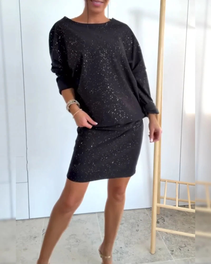 Um vestido com um decote redondo e um delicado brocado