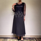 Um elegante vestido de cor sólida com uma sobreposição de tule brilhante