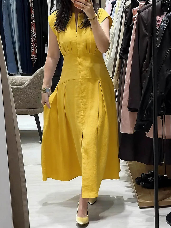 Vestido de senhora em algodão e linho, liso, sem mangas, com decote em V e corte largo.