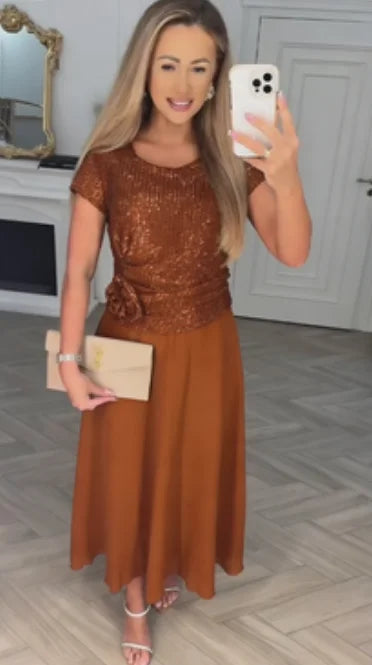 🌼 Vestido de noite com manga curta e decote redondo, decorado com lantejoulas.