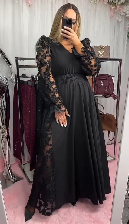 Vestido comprido bordado com gola alta