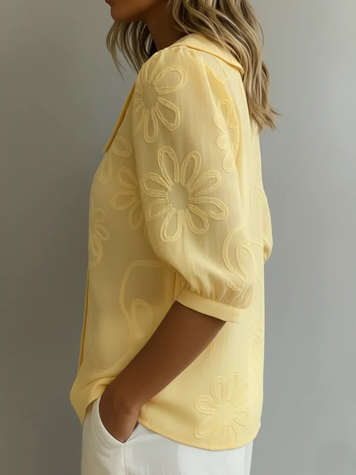 Camisa vintage com gola alta e flores bordadas